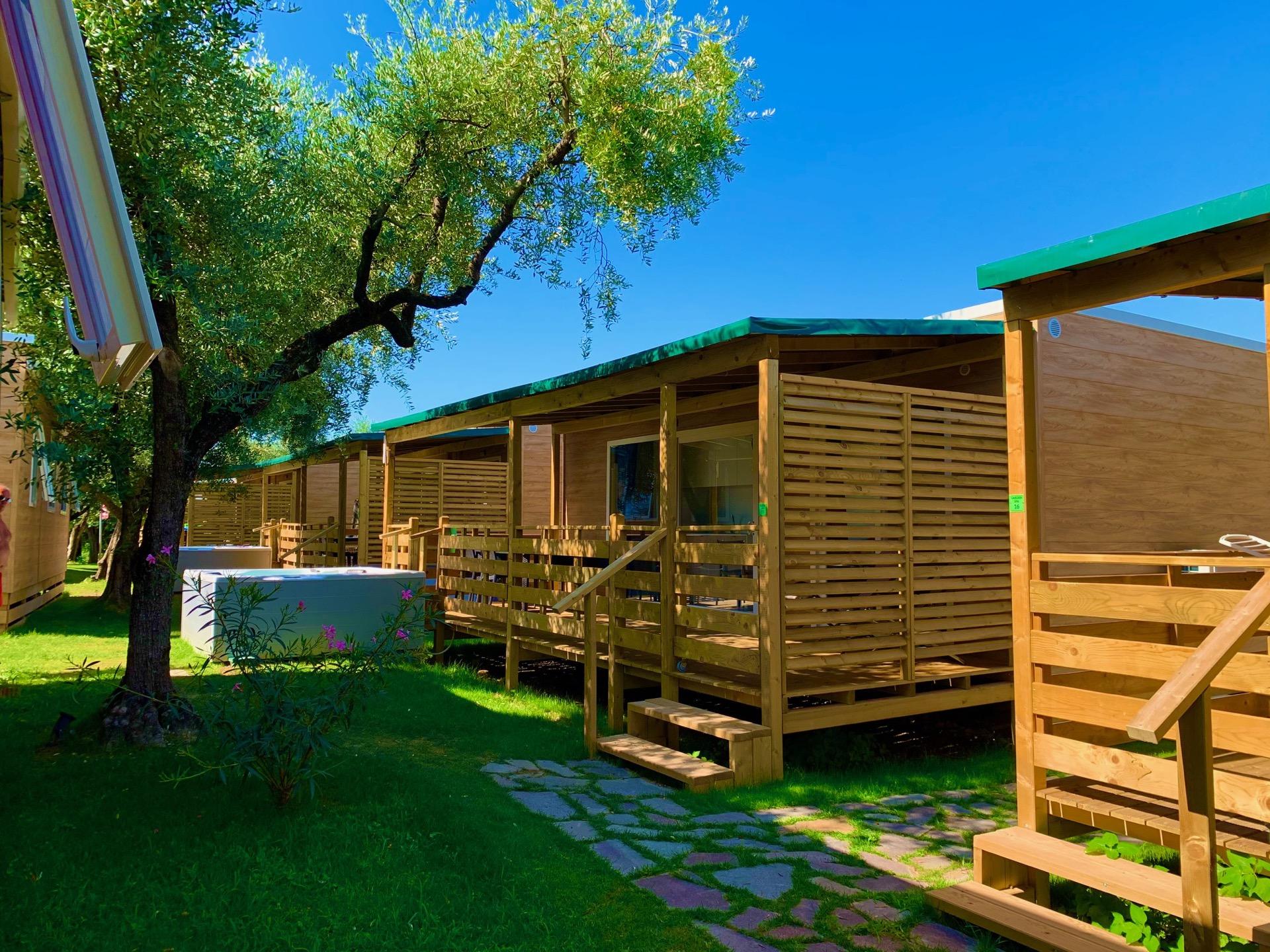 Casa mobile Garden Spa ampia veranda con sdraio