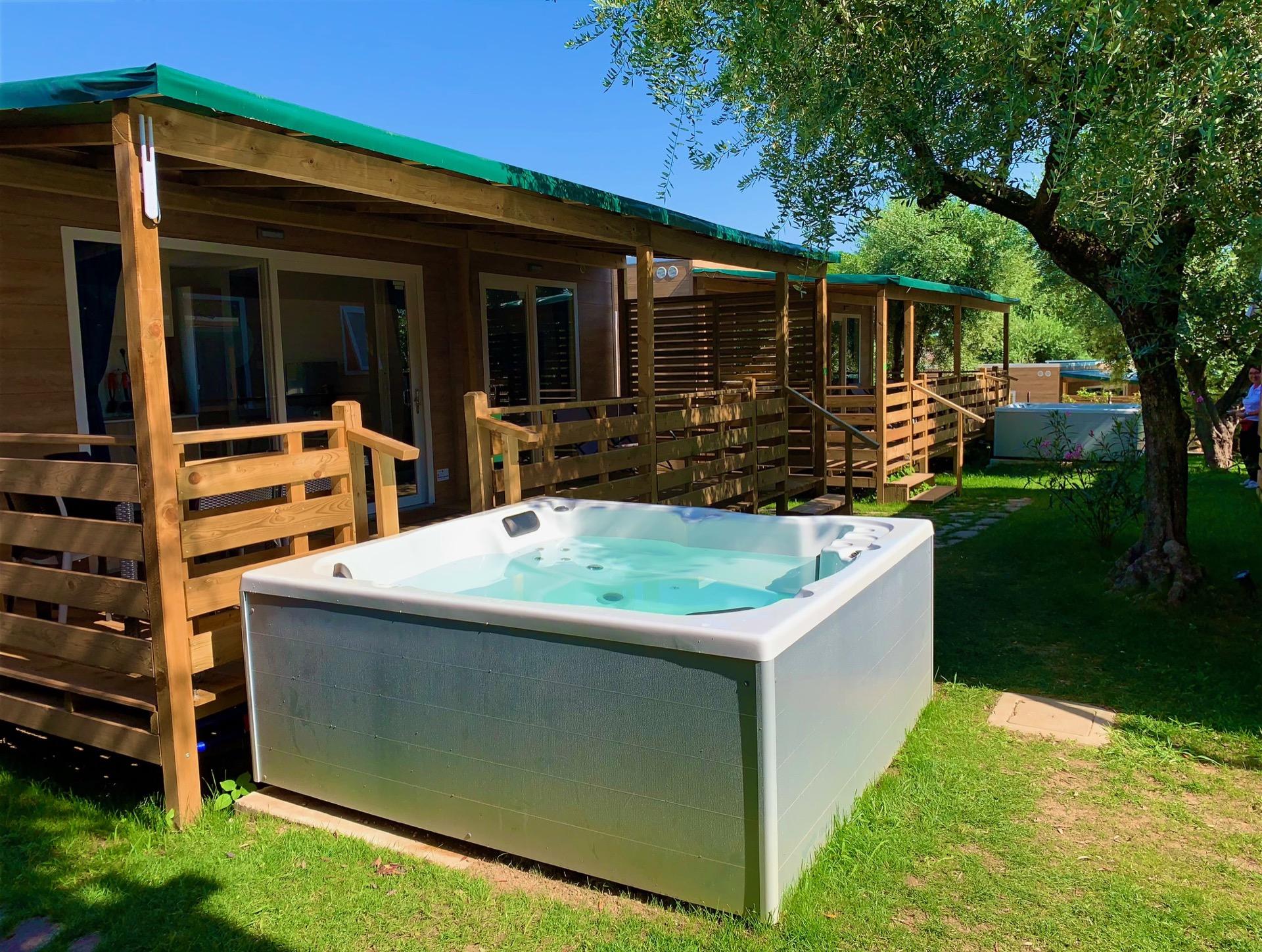 Casa mobile Garden Spa vasca idromassaggio sul lago di Garda