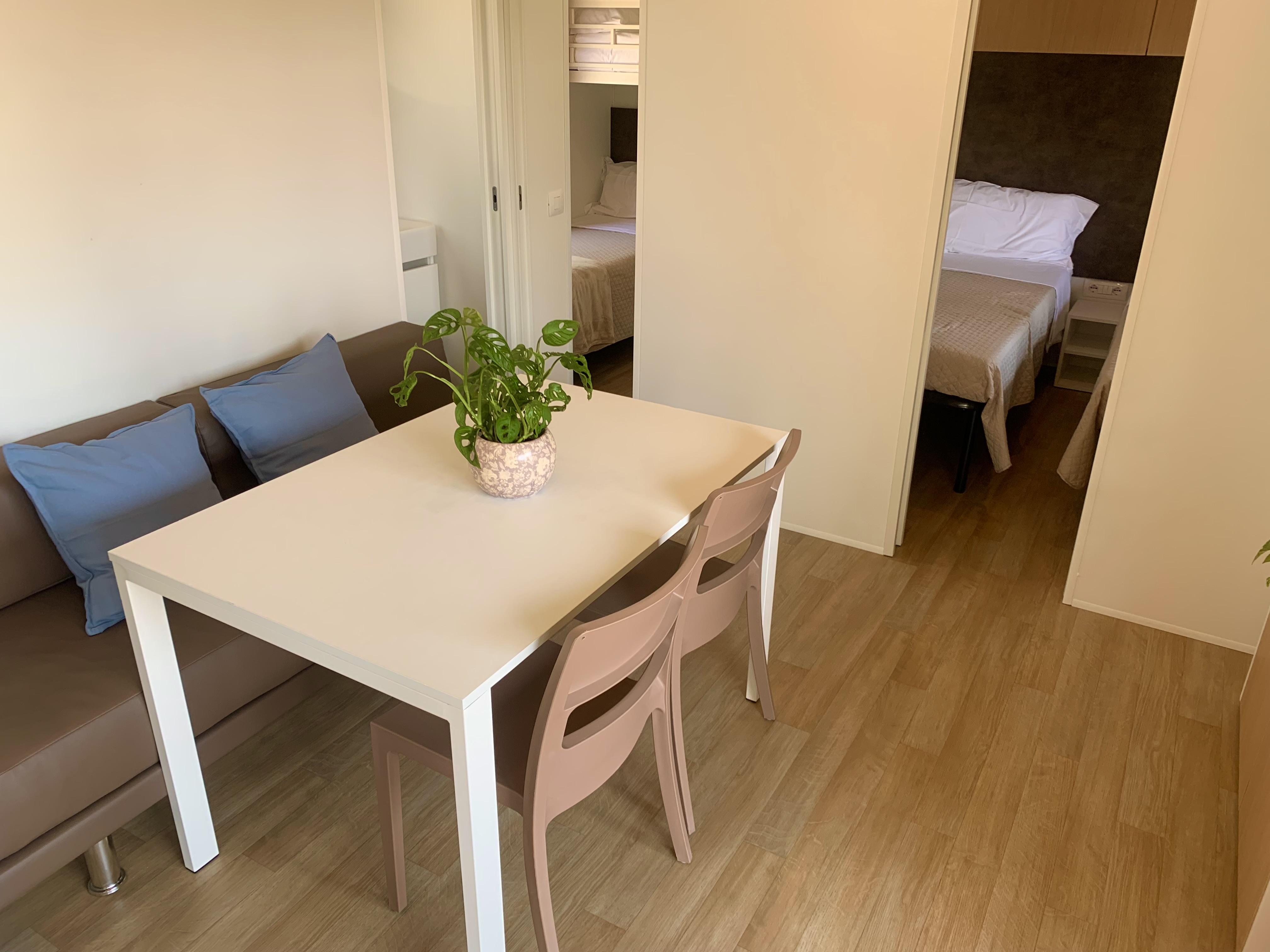 Casa Mobile Central campeggio sul lago di Garda cucinetta con lavastoviglie
